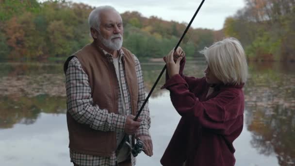 Competent Senior Angler Teaching His Grandson Fishing Rod Lake Teen — Vídeo de Stock