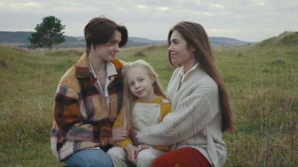 Dvě Lesby Objímající Svou Dcerku Zatímco Dívají Kameru Čerstvém Vzduchu — Stock video