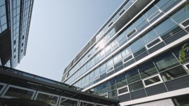 DÜZSELDORF, GERMANY - 1 Temmuz 2021: Düsseldorf, Almanya 'nın ufuk çizgisini gösteren hava uçuşu. Camsı yüzlü, büyük, modern binalara alçak açılı bir bakış. İHA atışı. Mimarlık konsepti