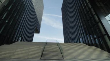 Modern ofis binasındaki modern merdiven ya da merdiven görüntüsü. Mimarlık konsepti. Güneşli bir gün.