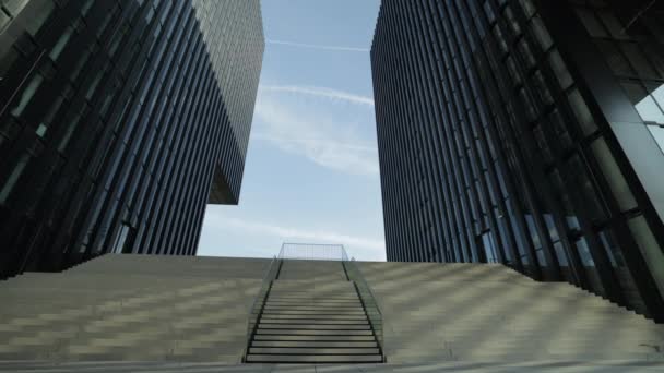 Bewegungskamerablick Auf Das Moderne Treppenhaus Oder Treppenhaus Modernen Bürogebäude Interieur — Stockvideo