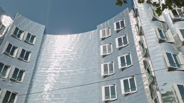 Dusseldorf Alemania Vista Bajo Ángulo Del Edificio Metálico Neuer Zollhof — Vídeos de Stock