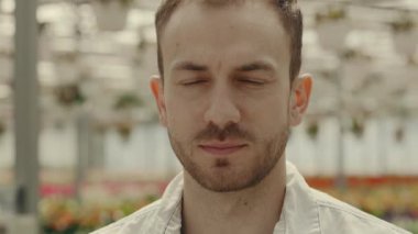 Gülümseyen ve arka plandaki bulanık kameraya bakan adamın portresi. Halk ve meslek kavramı