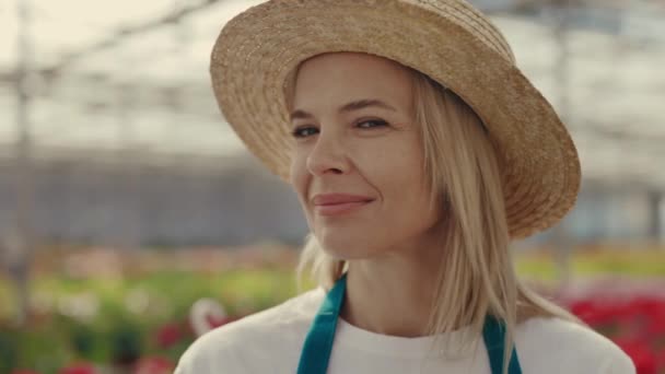 Hasır Şapka Giymiş Kameraya Bakıp Gülümseyen Kadın Bahçıvanın Portresi Halk — Stok video