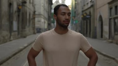 Kameraya gülümseyen Afrikalı Amerikalı adamın portresi. Gülümseyen Afro-Amerikan koşucu kameraya bakıyor. Yakın görüş. Spor ve sağlıklı yaşam tarzı kavramı