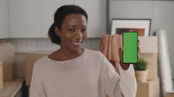 Smiling African American Woman Holding Smartphone Showing Green Screen Phone — ストック動画