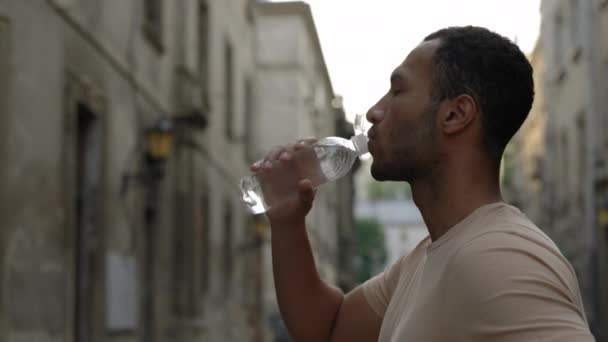 Pandangan Samping Dari Pelari Pria Minum Air Setelah Scamper Manusia — Stok Video