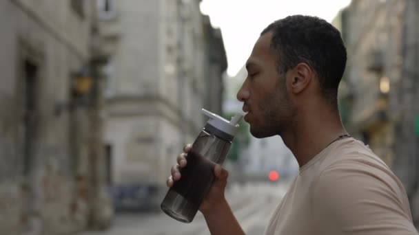 Sisi Tampilan Afrika Amerika Pelari Minum Air Dari Botol Olahraga — Stok Video