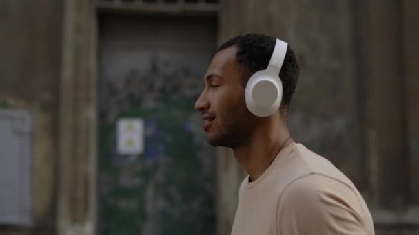 Side Close View Smiled African American Man Running Wearing Headphones — Αρχείο Βίντεο