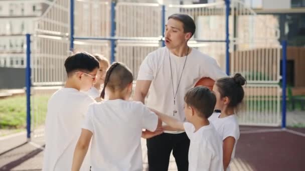 Basketball Team Unity Front View Young European Basketball Coach School — Vídeo de stock