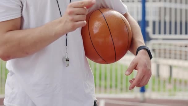 Sporty Male Coach Explaining Rules Players Holding Ball Basketball Game — Vídeo de stock