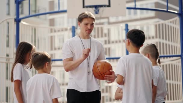 Basketball Male Coach Interacting Child Team Players Outdoor Basketball Trainer — Vídeo de stock