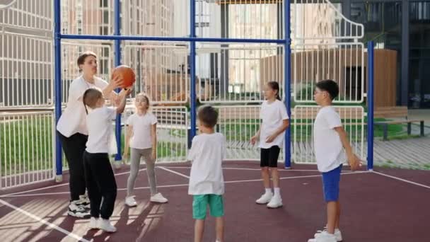 Schoolkids Playing Ball Training Class Male Teacher Outdoor Healthy Sport — Αρχείο Βίντεο
