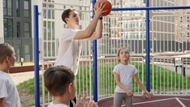 School Coach Mentoring Kids How Catch Throw Ball Basketball Court — Vídeos de Stock