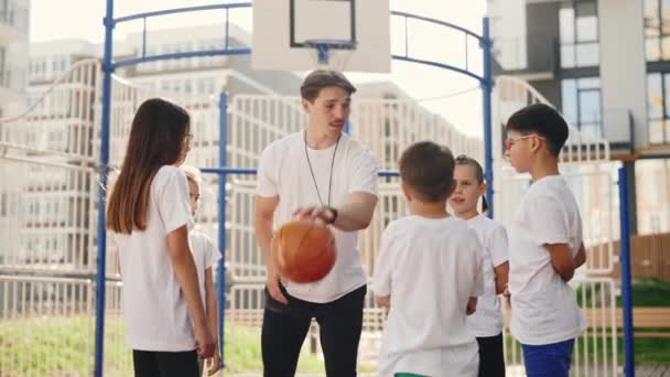 Προπονητής Του Μπάσκετ Δείχνει Στα Παιδιά Πώς Ρίχνουν Την Μπάλα — Αρχείο Βίντεο