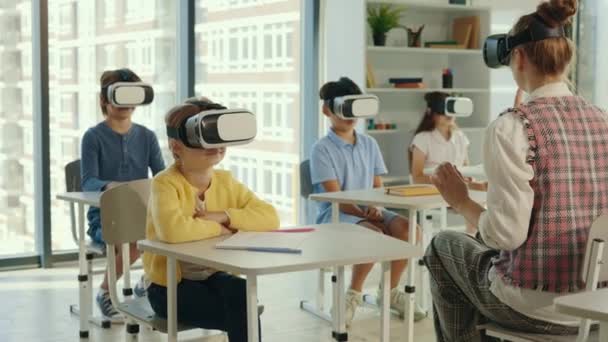 Multicultural School Children Using Virtual Reality Headsets Classroom Teacher Teacher — Stok video