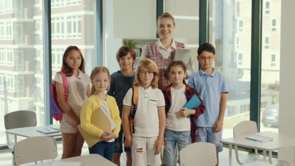 Portrait Elementary School Pupils Standing Classroom Female Teacher Middle Class — Stock videók
