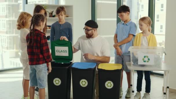 Garbage Sorting Lesson Young Male Teacher Tells Explains Children How — ストック動画
