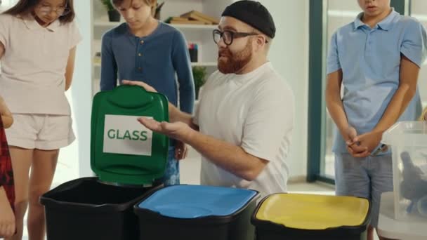 Στενή Θέα Του Αρσενικού Δασκάλου Διδάσκει Πώς Ταξινομεί Σκουπίδια Σκουπίδια — Αρχείο Βίντεο