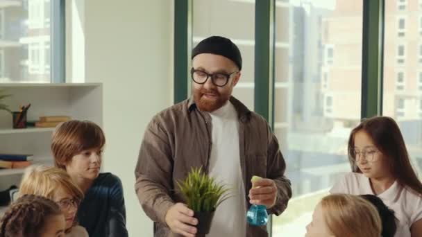 Close View Handsome Male Teacher Wearing Glasses Hat Shows Pupils — Stockvideo