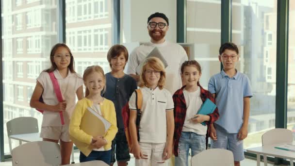 Retrato Belo Professor Caucasiano Feliz Com Várias Crianças Alunos Sala — Vídeo de Stock