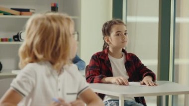 Öğretmen ipucunu dinleyen öğrencileri yakından görmek ve ders sırasında sınıfta bir masada oturarak sınava cevapları doldurmak. Öğrenim ve eğitim kavramı