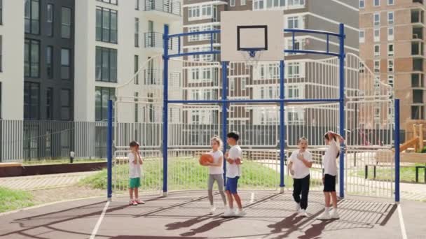 Дети Играют Баскетбол Площадке Баскетболисты Маленькая Девочка Пытается Положить Мяч — стоковое видео
