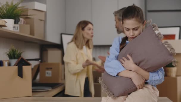 Triste Niña Sosteniendo Almohada Escuchando Sus Padres Discutiendo Sobre Nuevo — Vídeo de stock