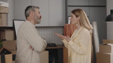 Aile kavgası, yeni dairede çatışma. Çift birbirine bağırıyor, çift ev sahibi karı kocaya bağırıyor. Aile içi şiddet, istismar