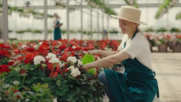 Arbeiterinnen Halten Gießkannen Die Pflanzen Blumenladen Gießen Floristin Setzt Sich — Stockvideo