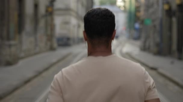 Achteraanzicht Van Afro Amerikaanse Man Die Door Oude Straat Rent — Stockvideo