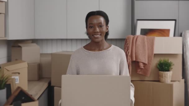 Porträtt Lycklig Afrikansk Amerikansk Kvinna Som Håller Stor Låda Händerna — Stockvideo