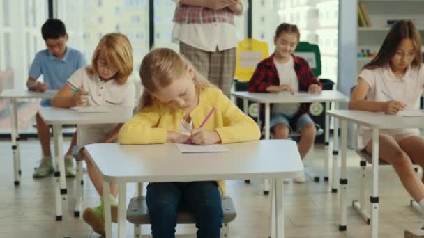 Zpátky Školy Krásný Žák Sedí Prvního Stolu Třídě Vyplňuje Zkoušky — Stock video