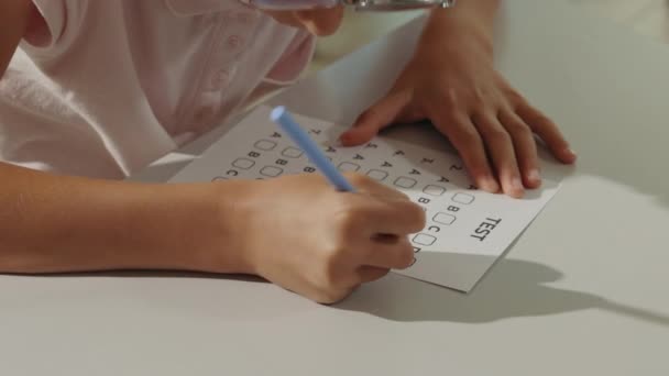 Κλείστε Κορίτσια Χέρι Συμπληρώνοντας Απαντήσεις Μια Μαθήτρια Κάνει Τεστ Στο — Αρχείο Βίντεο