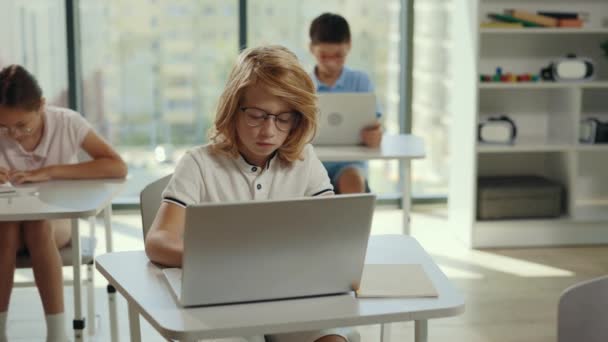 School Boy Usando Computador Sentado Aula Durante Aula Ciência Computação — Vídeo de Stock