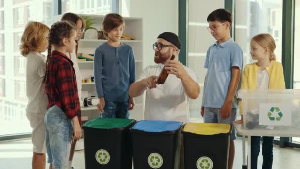 Professor Sexo Masculino Ensina Resolver Lixo Aula Triagem Lixo Jovem — Vídeo de Stock