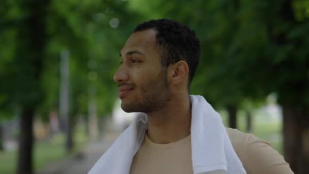 Ritratto Dell Uomo Afro Americano Porta Asciugamano Collo Nel Parco — Video Stock