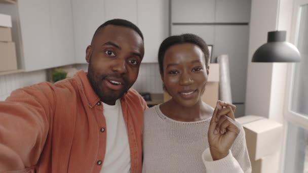 Африканская Американская Пара Делает Онлайн Видео Звонок Показывает Ключ Дома — стоковое видео