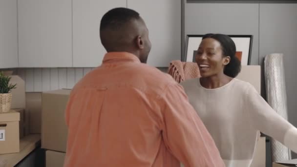 Αφροαμερικανοί Που Αγκαλιάζονται Στο Νέο Τους Σπίτι Νεαρό Ζευγάρι Γιορτάζει — Αρχείο Βίντεο