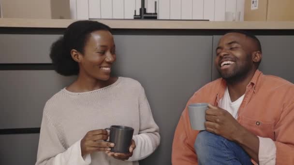 Vista Perto Feliz Casal Afro Americano Sentado Chão Bebendo Chá — Vídeo de Stock