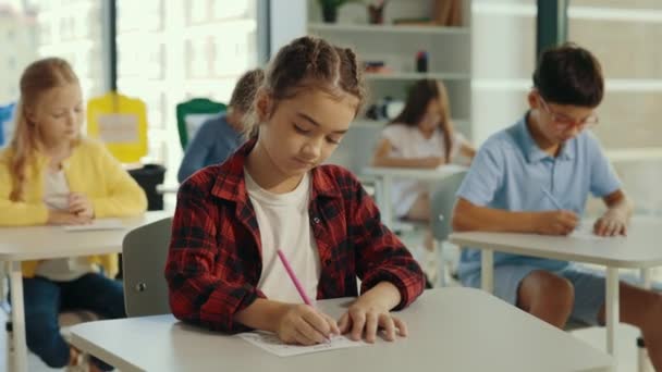 Examen Primaria Mujer Hermosa Alumna Sienta Primer Escritorio Aula Llena — Vídeos de Stock