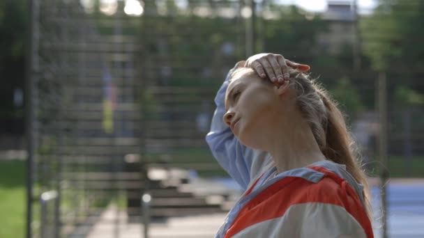 Närbild Sida Unga Kaukasiska Kvinnan Sträcker Halsen Vacker Sportig Blondin — Stockvideo