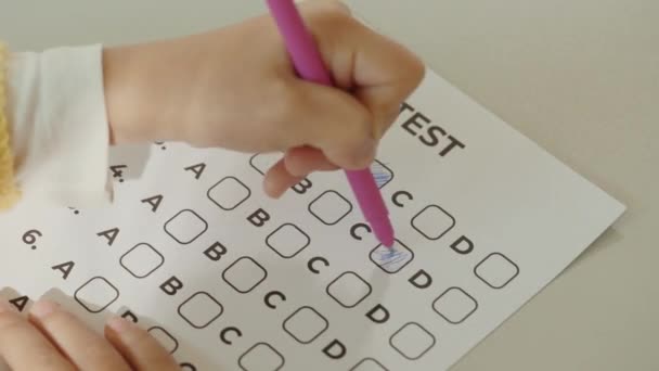Egzamin Zamknij Dłonie Uczennicy Wypełniając Odpowiedzi Dzieci Robią Testy Biurku — Wideo stockowe