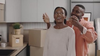 Afrikalı Amerikalı çift yeni bir daireye taşınmaktan mutlu. Adam karısına sürpriz yapıyor ve onlar için yeni bir ev alıyor. Aile yaşam tarzı ve taşınma konsepti