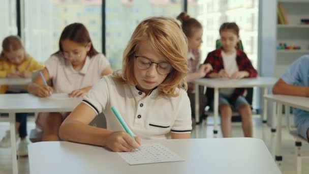 Lkokulda Sınavdı Gözlüklü Öğrenci Sınıfın Ilk Masasına Oturur Sınavları Doldurur — Stok video