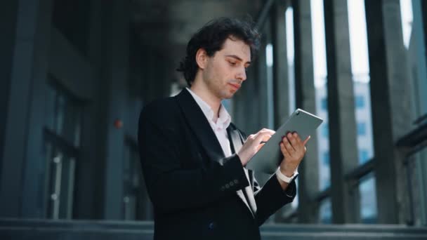 Potret Pria Tampan Kaukasia Menggunakan Tablet Digital Dekat Pusat Bisnis — Stok Video