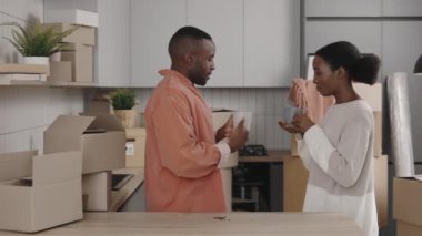 Afrikalı Amerikalı çift çay ya da kahve içen yeni bir daireye taşınmaktan mutlu. Çiftler yeni evlerinde birlikte vakit geçirmekten bahsediyorlar. Aile yaşam tarzı ve konut kavramı