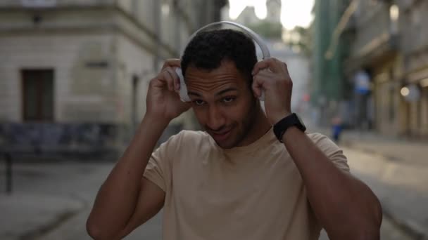Portre Afro Amerikan Koşucusu Kablosuz Kulaklık Takıyor Eski Sokak Kasabasında — Stok video