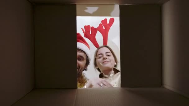 Casal Caucasiano Alegre Chapéus Papai Noel Abrir Presentes Natal Casa — Vídeo de Stock