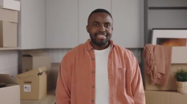 Daha yeni gelen Afro-Amerikan apartman sahibinin portresi. Yeni bir dairede el ele tutuşan bir adam. Yeni ev ve taşınma konsepti